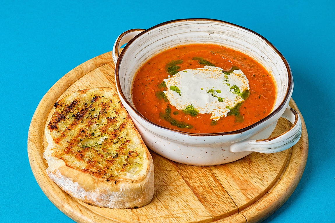 Андалузский гаспачо. Tomat şorbasi. Томатный суп со страчателлой. Томатный гаспачо со страчателлой. Томатный гаспачо со страчателлой.