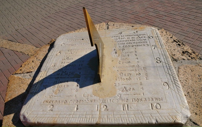 Солнечные часы расположены на улице Греческой, около Депальдовской (Каменной) лестницы (соединяющей ул. Греческую с ул. Портовой и Пушкинской набережной)